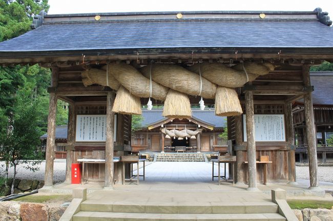 山口の田舎に帰省するついでにどこに行こうかと迷っていたところ、今年は60年ぶりの大遷宮で話題の出雲大社に出かけようと思い、8月2日から1泊2日で出かけてきました。<br />島根に行くのなら、ついでに出雲地方の神社めぐりをしようと、今回は次の8箇所の神社に出かけてきました。<br />行った順に記載すると①.八重垣神社、②.熊野大社、③.須我神社、④.須我神社の奥宮の夫婦岩、⑤.出雲大社、⑥.日御碕神社、⑦.韓竈神社(カラカマジンジャ)、⑧.松江神社<br />結構駆け足で回ったので、今日は筋肉痛の状態です。<br />かなり秘境に近い神社もあり、たくさんのパワーをもらって帰りました。<br />ただ本当は、石見銀山にも行きたかったのですが、大雨で予約していた大久保間歩公開ツアーが中止になったので急遽今回のコースに変更して回ってきました。<br />