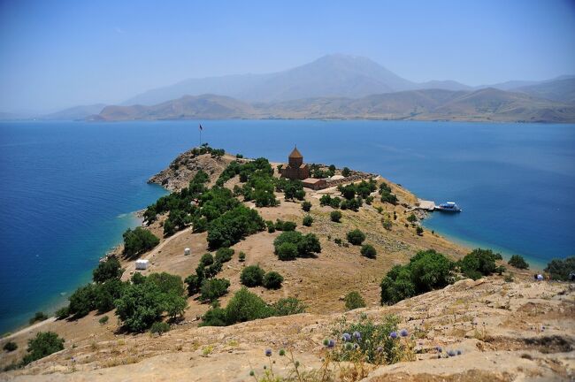 アルメニア教会は、トルコ最大の湖、ワン湖にうかぶアクダマル島にあります。<br />アルメニア教会は、AD915年アルメニア公国のガキク?世によって建てられました。<br /><br />元は修道院のほかに城壁もありましたが、現在は教会だけが残っています。<br />教会の基本設計は、多くのキリスト教会がそうであるように平面は十字架型です。<br />入り口は西向きです。コーカサス地方に多く見られるフィリピシモスタイルで中央に石のドームをのせています。<br />現在ワンはトルコ領内ですが、歴史的にはアルメニアの一部であった時期も長く、そしてアルメニアはコーカサス山地南側の南コーカサス地方ですから、ワンにコーカサスと同じ建築様式の教会があるのは、むしろ自然なことです。<br />http://www5e.biglobe.ne.jp/~truffe/caucasus.html<br /><br />外壁には保存状態良好のレリーフがほぼ全面に見られます。<br />内部には聖書を題材にしたフレスコ画が残っていますが、こちらはかなりいたんでいます。<br />このフレスコ画、青色は比較的良く残っているのですが、これにはトルコ石を原料にした顔料が用いられています。<br /><br />教会を遠景→外側(左回り)→内部の順位に歩きます、
