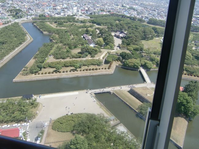 ２０１３．７．１３．関西空港→羽田空港⇒横浜大桟橋ー「サン・プリンセス」に、乗船し、釧路、コルサコフ（ロシア、樺太）、小樽、函館、青森を、観光し、横浜大桟橋→羽田空港⇒関西空港<br />２０１３．７．２０（土）　函館港に、午前８時接岸　曇り　２２℃<br />船会社は、無料シャットル・バスを、埠頭とポルスター・ショッピング・センター間を、運航してくれた。<br />ポルスターより、ＪＲ五稜郭駅は、徒歩１０分、五稜郭迄は、徒歩３０分位か、五稜郭迄タクシ−で、１３００円　当地でも、釧路で、一緒にタクシーに乗った岐阜熟女２名と同行した。　<br /><br />五稜郭の南面に、展望台タアーが、あり。遠くまでも遠望出来る。展望台には、歴史回廊が、併設されており、歴史が勉強出来た。<br />函館戦争：１８６９年、明治２年、幕軍の教官であつた仏軍人も、旧幕府脱走軍と一緒に、政府軍と、戦ったと初めてしった。