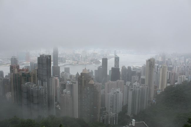 香港二日目<br />昨日JCBで予約したパンダバスの「香港島まるごと一日観光」参加<br />途中、何度か雨にあったけど、いちおう予定通り見るところは見た<br />ビクトリア・ピークでは、一瞬キレイに見えたし、ま～いいか～<br /><br />午前中は我が家族三人と、滋賀県から来られた子供連れの家族４人、二組だけ～<br />一緒に飲茶食べて、午後からはコースが別れてたので、我が家族三人だけ～<br />バイドさんと４人でレパルス・ベイとスタンレー観光<br />ここでは雨が凄かった～～<br />午前中だけのコースでも良かったかなと、ちと後悔<br />でも、家族三人の写真もガイドさんが撮ってくださったので、いい記念になったからいいか～<br /><br />パンダバス<br />香港島まるごと一日観光スタンダード飲茶プラン<br />　　　（一人480香港ドル→JCB割引で432香港ドル）<br />　カオルーンホテル９時集合<br />　マンモウミュウ<br />　ピークトラム乗車<br />　ビクトリア・ピーク<br />　アバディーン<br />　昼食（飲茶）<br />　レパルスベイ<br />　スタンレーマーケット<br />　２階建てトラム乗車<br />　返還の花<br />　スターフェリー埠頭にて解散<br /><br />