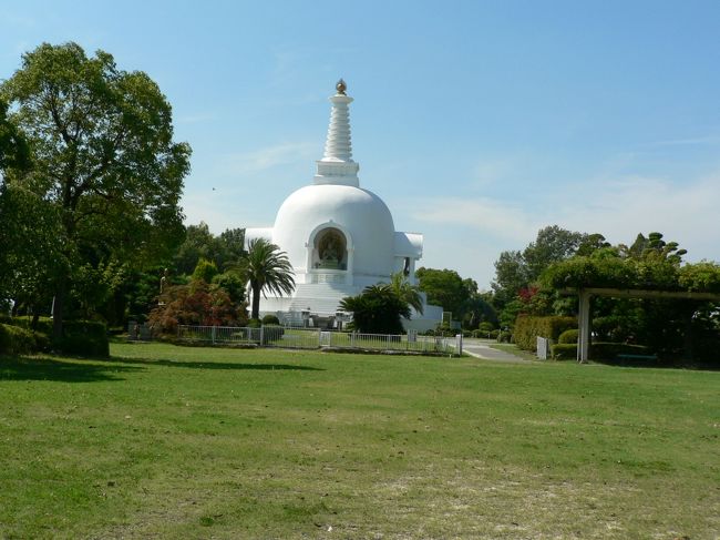 大阪府営寝屋川公園は寝屋川市の東部丘陵地、ＪＲ学研都市線東寝屋川駅の北約６００mにある緑に包まれた公園。<br />　自然を生かしたスポーツ公園として１９８２年に開設されている。<br />　近くに「寝屋古墳」と呼ばれる古墳時代後期の遺跡や昔話で有名な「鉢かづき姫」の屋敷跡があり　公園内には、４種公認の陸上競技場、野球場、ソフトボール広場、テニスコート、芝生広場、 トリムコース、ふれあいの丘などの運動施設がある。<br />寝屋川市の社会福祉法人百丈山合掌会は１９６４年、寝屋川市の北東部の緑豊かな自然林を背景にした丘陵に設立し、１９７５年に特別養護老人ホーム合掌荘を開設している。チベット仏教を連想させる白いパゴダが外部からも良く見え、宗教法人かと思ったが社会事業家川嶋貞子（かわしまさだこ 、１８８９−１９６６年）氏が開設した老人ホームとのことだ。白いパゴダは仏舎利塔で川嶋貞子氏が亡夫の遺志を継いで仏跡を巡礼した後、インドのネール首相を訪ね仏舎利塔建立を直接嘆願、賛同した首相が直接贈呈した仏舎利を納めたとのこと。エキゾチックなインド様式の曲線を持つ塔は美しい白亜の塔として地域のランドマークでもあり大阪仏舎利塔と呼ばれ老人ホームの敷地になっているが一般の人も参詣できる。<br />寝屋川市の桜の名所として知られている寝屋川市の公園墓地は竹林や樹林に囲まれた墓域部分と公園部分をあわせて桜約４００本を植樹しており桜のシーズンには多くの市民らが散策に訪れる。<br />（写真は大阪仏舎利塔）<br />