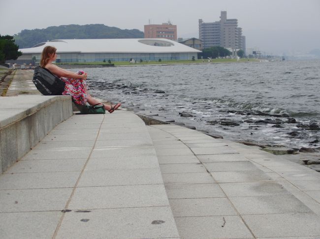 ５月の大遷宮から２ヶ月、夏になると出雲に行きたい虫が疼く。<br />暑いし、しかもこの時は山口・石見地方は大雨で被害も甚大。<br />松江もおそらくは大雨だろうと…覚悟の旅の決行だった。<br />ところが、宍道湖の夕日は見られなかったが、２泊３日の旅の間中、一度も傘をさすことがなかったのは奇跡？<br /><br />７月30日午前10時出発、午後３時半出雲空港着。<br />関東に比べると、山陰の日没は遅い。<br />ゆっくりと日が暮れてゆくので、夕暮れの松江散策は楽しめたが、さすがに宍道湖に沈む夕日観賞は無理だった。<br /><br />いつの日かまた。。。<br />