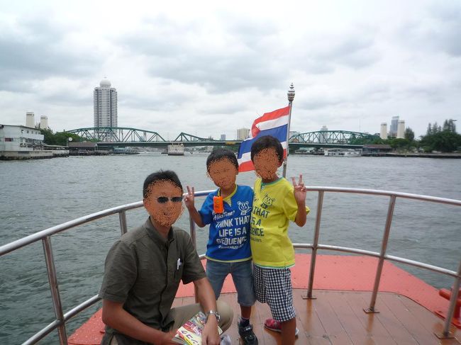 日本旅行さんの「ふぁみバケ」でプーケット&バンコクへ。<br />8歳と4歳の子連れファミリー旅行です。<br />子供達も海で(浮き輪つけて)泳げるようになった事だし、水中メガネつけて水に顔を浸けられるようになったし、、、<br />ということで、ビーチリゾートでのんびりを目的に雨季のこの時期、お安いプーケットに決定。<br />でも、妻はシティでの買い物や食事などを楽しみたいとの強い願いで ぷらすバンコク のプランになりました。<br /><br />宿泊は、ケープパンワ/ケープスイート、バイヨークスカイホテル/スーペリア・スイート というツアーです。<br /><br />カメラの不具合、若干の雨によるスケジュール変更、そして市内歩きに対する子供たちの「つまんな〜い」が残念な旅行ではありましたが、まあまあ良い旅行だったと思います。<br /><br />皆さんの参考になりそうな情報を載せておきますので、よろしければ。<br /><br />の後編です。<br />1泊2日のぷらすバンコク旅行。