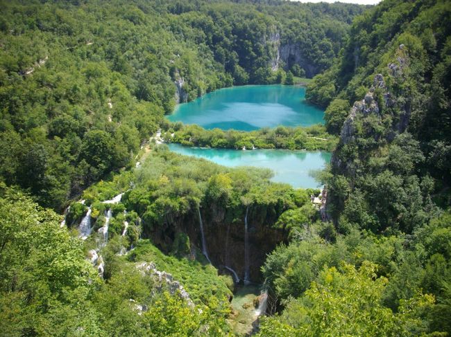 ②７月２５日<br />プリトゥヴィッツェ湖群国立公園<br /><br />クロアチアの8つの国立公園の中で最も面積が広い。<br />1979年ユネスコの『世界自然遺産』に登録。<br /><br />メチャメチャ混雑していたけど、野村不動産のＣＭで映る景色が見える場所まで、写真を撮りながらハイキング。<br />天候に恵まれ、ボートも並ばずに乗れ、ほぼ予定通りの時間で下湖側を回れました。<br />穢れを知らないような美しい湖に、魚がいっぱい泳いでる。夢のように美しかった。<br />来て良かったぁ、何故かな？全てに、ありがとうって感謝の気持ちが湧いてきたわ。