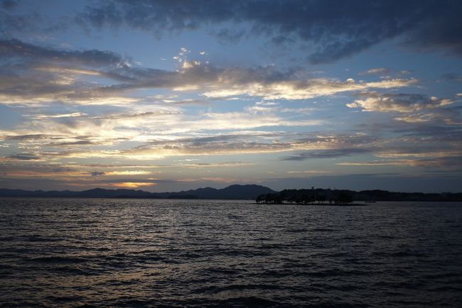 城下町である松江。<br />関東で言うところの川越あたり、小江戸というのにふさわしい町。<br /><br />そしてそんな町の傍には宍道湖というとても大きな湖。<br />しじみで有名な湖だ。<br /><br />湖に沈む夕日はとても綺麗でとても温かかった。