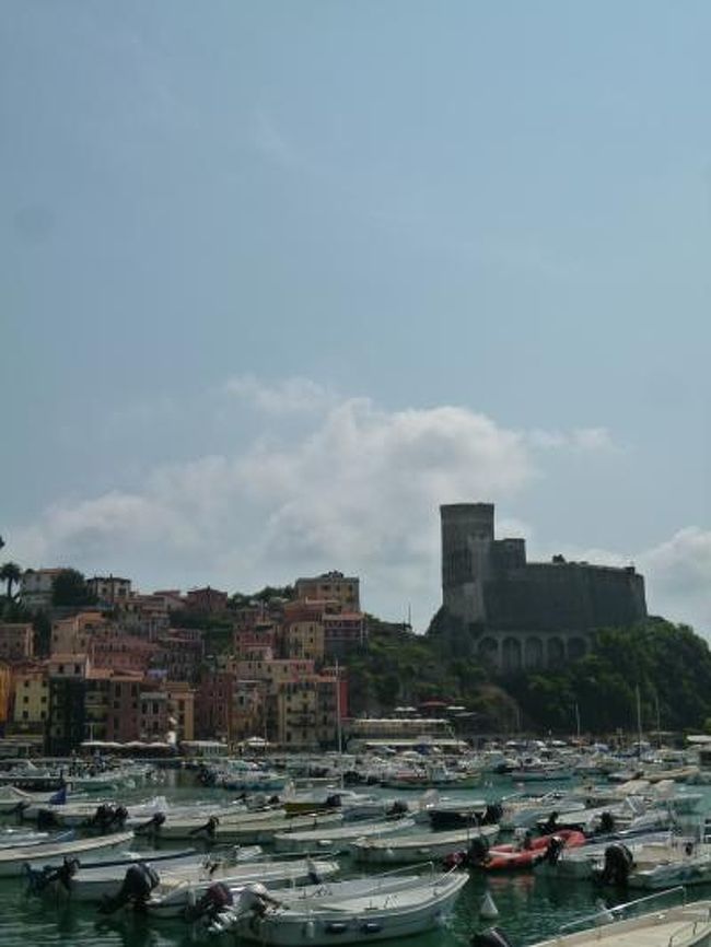 7月10日〜7月25日の14泊16日、イタリア・東リビエラへ行きました♪<br />宿泊地はジェノバ2泊・テッラロ1泊・モンテロッソアルマーレ5泊・パルマリラ島1泊・セストリレバンテ2泊・ポルトフィーノ2泊・カモーリ2泊の7か所で全て絶景のジュニアスイートルーム♪<br />ジェノバ・ネルヴィ・テッラロ・レリーチ・モンテロッソアルマーレ・ヴェルナッツァ・リオマッジョーレ・マナローラ・ポルトヴェネーレ・パルマリラ島・レヴァント・セストリレバンテ・カヴィ・ポルトフィーノ・サンフルットゥオーゾ・カモーリ・レッコ・サンロッコへ行きました♪<br /><br />☆Ｖｏｌ２６：第３日目（７月１２日午後）レリーチ♪<br />テッラロからレリーチへバスで15分（近い！）。<br />レリーチはラ・スペツィアとテッラロの間にある華やいだリゾート地。<br />ヨットが並ぶマリーナを有し、<br />海岸に沿っては素晴らしいプロムナード。<br />周囲にはカラフルな建物が並び、イタリアらしさが全面に出ている。<br />そして、レリーチの岬には立派な要塞風のレリーチ城がそびえている。<br />これだけでもウキウキする。<br />テッラロは素朴な漁村、対してレリーチは華やいだマリーナリゾートと対極的。<br />ゆったりと気ままにレリーチを優雅に歩く♪