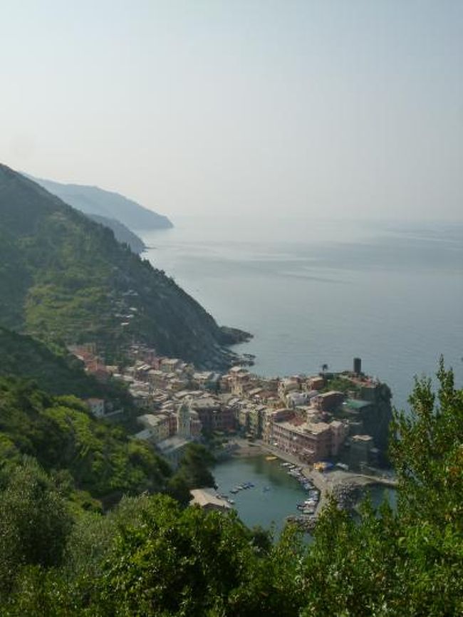 7月10日〜7月25日の14泊16日、イタリア・東リビエラへ行きました♪<br />宿泊地はジェノバ2泊・テッラロ1泊・モンテロッソアルマーレ5泊・パルマリラ島1泊・セストリレバンテ2泊・ポルトフィーノ2泊・カモーリ２泊の7か所で全て絶景のジュニアスイートルーム♪<br />ジェノバ・ネルヴィ・テッラロ・レリーチ・モンテロッソアルマーレ・ヴェルナッツァ・リオマッジョーレ・マナローラ・ポルトヴェネーレ・パルマリラ島・レヴァント・セストリレバンテ・カヴィ・ポルトフィーノ・サンフルットゥオーゾ・カモーリ・レッコ・サンロッコへ行きました♪<br /><br />☆Ｖｏｌ４９：第５日目（７月１４日午前）ヴェルナッツァ♪<br />今日はチンクエテッレ観光♪<br />モンテロッソからヴェルナッツァへハイキング。<br />ヴェルナッツァまで徒歩1時間30分ほど。<br />山の急斜面に沿って素晴らしい絶景に感動の連続。<br />ヴェルナッツァが見えてくると、その素晴らしい景色に驚愕。<br />この景色は山から見下ろさないと見ることができないもの。<br />ヴェルナッツァは美しい。<br />小さな半島にカラフルな街並み。<br />可愛らしい教会や要塞や漁港。<br />これを見るだけでも幸福感になる。<br />しばし、この絶景を楽しむ。<br />山から下って、ヴェルナッツァへ。<br />予想よりも早く1時間ほどで到着〜♪