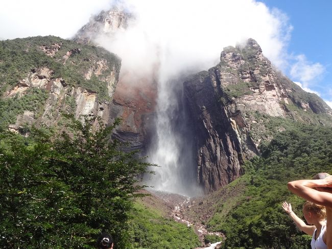 世界三大瀑布(ナイアガラ、ビクトリア、イグアス)に勝るとも劣らないといわれている、ベネズエラの秘境エンジェルフォールに行ってきました。<br />滝を見る現地ツアーだけなら2泊3日なのですが、南米のツアー出発地までの移動や、途中のコスタリカのサンホセとパナマシティへの寄り道でトータル10日間の旅となりました。実は今回、ちょっと楽をしようと、少し贅沢な旅になっています(^^ヾ<br /><br />フライト詳細含む全行程概要＆各旅行記へのリンク編はこちら→http://4travel.jp/traveler/kana225/album/10788266/<br /><br />★今回は、エンジェルフォールの近くまで移動編です<br /><br />【行程】<br />☆7/01 東京〜ダラス〜サンホセ<br />☆7/02 サンホセ〜パナマシティ<br />☆7/03 パナマシティ〜マイアミ<br />☆7/04 マイアミ〜カラカス〜プエルトオルダス〜シウダーボリーバル<br />☆7/05 エンジェルフォールツアー（1日目）<br />★7/06 エンジェルフォールツアー（2日目)←今回はこちらです<br />☆7/07 エンジェルフォールツアー（3日目)〜(夜行バス)<br />☆7/08 カラカス<br />☆7/09 カラカス〜ニューヨーク〜東京（翌日）