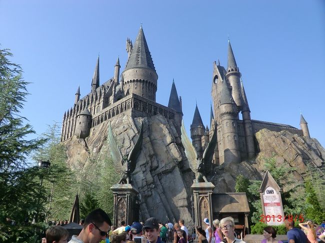 7月31日から8月7日まで、2度目のオーランドのテーマパークに行ってきました。<br />前回はマジック・キングダム/エプコットとウェットンワイルドの3テーマパーク(4泊6日)だったので、今回はパワーアップしてディズニー・ハリウッド・スタジオ/ディズニー・アニマル・キングダム/タイフーンラグーンとユニバーサルスタジオフロリダ/アイランズオブアドベンチャーの5テーマパーク(6泊8日)巡りです。<br />中5日で、オーランド市内の2箇所のホテルを3泊ずつしたので、移動時間も少なく中身の濃い旅行でした。<br />スケジュールは、以下の通りです<br />31日成田発17:00⇒デンバー(乗り継ぎ)⇒オーランド(23:57着)<br />1日:ディズニー・ハリウッド・スタジオ<br />2日:ディズニー・アニマル・キングダム<br />3日:タイフーンラグーン⇒ホテル移動<br />4日:ユニバーサルスタジオフロリダ<br />5日:アイランズオブアドベンチャー<br />6日:オーランド発(7:24)⇒ロサンゼルス(乗り継ぎ)⇒<br />7日:⇒成田着(15:00)