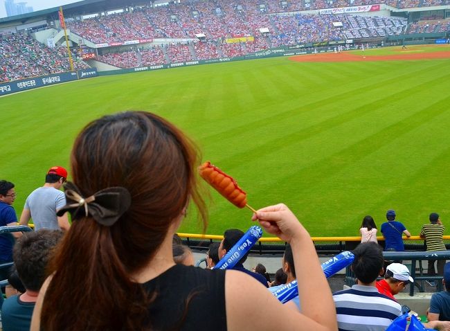 2泊3日、格安のソウル旅のメインイベントは、ソウルの蚕室球場で韓国のプロ野球を見ること。<br />野球そのものよりも、野球を見ている観客を見ているのが面白かったなぁ！！<br />韓国の人々、熱いよ。。。もちろん、応援も楽しかったです。<br /><br />今回の旅のミッションは・・・<br />・カンジャンケジャンを食べること<br />・美味しい冷麺を食べること<br />・美味しい豚の焼肉を食べること<br />・韓国のプロ野球を楽しむこと<br />・シルロアムサウナで汗を流すこと<br />で、あります。<br /><br />【旅行行程】<br />・8月3日<br />13時30分アシアナ航空で成田空港発<br />空港鉄道でアヒョンへ。カンジャンケジャンを食べる。<br />鐘路ビズにチェックイン<br />ユジン食堂でソルロンタンを食べる。<br /><br />・8月4日<br />仁寺洞散策<br />キンパ天国で冷麺とキンパッを食べる<br />ホテルをチェックアウト<br />広蔵市場、東大門を散策<br />ロッテリアでソフトクリームを食べる<br />ソウル聖堂を見学<br />東和免税店で石鹸とBBクリームを貰う<br />明洞で焼肉を食べる<br />明洞でパッピンスを食べる<br />蚕室野球場で野球観戦（LGツインズ対サムスンライオンズ）<br />ロッテマートで買い物<br />シルロアムサウナへ<br /><br />・8月5日<br />早朝にホテルを出て、仁川空港へ。<br />アシアナ航空で帰国。<br /><br /><br />では、2日目の様子をお楽しみください。<br />（自分用の記録簿的な旅行記なので、楽しめないと思いますｗ）<br /><br />1日目の様子は、こちら。<br />http://4travel.jp/traveler/chifu/album/10799401/<br />使用カメラ：Nikon　D3100<br />両替：30000円→321351ウォン（仁川空港のハナ銀行にて）