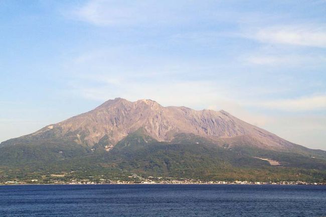 長らく放置したままになっていた「好天に恵まれたGW 鹿児島旅行編」いよいよ最終回です。GWとありますが今年ではなく昨年のGWです。その時の状況と変化しているところがあるかもしれませんがあしからずご了承くださいませ。<br /><br />さてその鹿児島ですが、父の出身地であり、祖母や親類が多く住んでいまして、毎年夏休みは鹿児島の祖母のもとで1か月くらい過ごしていた第二の故郷とも思える地です。<br /><br />子供のころ大好きだったANAのジャンボに乗れるのがとても楽しみで、<br />大阪空港までは親に送ってもらって、ジュニアパイロットのワッペンを胸につけて、私と2つ下の妹だけで鹿児島まで飛行機に乗って行っていました。<br />鹿児島空港で祖母や伯父、叔母たちが迎えに来てくれて、海や山や夏祭りに連れて行ってもらったり、美味しいものをたくさん食べさせてもらいました。<br /><br />今回鹿児島に来たからには当時の思い出の地を巡ってみたいと思い、<br />よく海水浴に連れてきてもらった海水浴場と、海で泳いだ後に必ず食べていた両棒餅(ジャンボウモチ)を食べにドライブに出かけてきました。<br /><br />ちなみに過去の旅行記はこちら<br /> ↓<br />☆「好天に恵まれたGWー家族旅行で宮崎・鹿児島へその1<br /> -日本で唯一の野生馬生息地都井岬に行ってきました編-」<br /> http://4travel.jp/travelogue/10781677<br /><br />☆「好天に恵まれたGWー家族旅行で宮崎・鹿児島へその2<br /> -日本で唯一の野生馬生息地都井岬と霧島温泉霧島観光ホテル滞在記編-」<br /> http://4travel.jp/travelogue/10781693<br /><br />☆「好天に恵まれたGWー家族旅行で宮崎・鹿児島へその3<br /> -再び南薩方面へ・池田湖を経由して開聞駅近くのイタリアレストラン 「ピエナ」でのお得なランチと指宿温泉「白水館」滞在記編-」<br /> http://4travel.jp/travelogue/10782781<br /><br />☆「好天に恵まれたGWー家族旅行で宮崎・鹿児島へその4<br /> -指宿白水館滞在記・指宿温泉名物砂むし風呂と温泉大浴場「<br /> 元禄風呂」・お食事処「味彩」での薩摩会席の夕食編-」<br /> http://4travel.jp/travelogue/10782789<br /><br />☆「好天に恵まれたGWー家族旅行で宮崎・鹿児島へその5<br /> -亜熱帯の花々が彩るフラワーパークかごしま&旅の駅池田湖で巨大ウナギを観察 編-」<br /> http://4travel.jp/travelogue/10792098