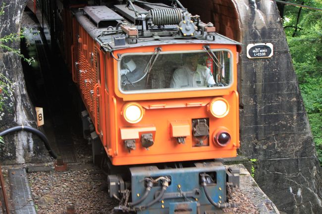 トロッコ列車に乗ってしか行けないハードな秘湯、ニ湯め、鐘釣温泉〜♪想像以上の、バリバリ秘湯だよ\(^o^)／<br />ここの鐘釣温泉旅館に二泊、お邪魔しました。<br />「河原の湯」や「岩風呂」はこちらの鐘釣温泉旅館さんが管理されていますが、この日は黒部川の増水で利用不可でした。<br />その他にも落石で線路がふさがれてしまい、トロッコが折り返し運転をするなど、黒部の大自然は、いまだに人間にとって脅威となっています。<br /><br />日本一深いV字峡谷を縫うように走る、小さなトロッコ電車。<br />線路の幅は70センチしかない、小さな力持ちです。<br />トロッコは宇奈月ー柳橋ー森石ー黒薙ー笹平ー出平ー猫又ー鐘釣ー小屋平ー欅平、走る距離は20.1km。を約1時間30分でつないでいます。<br />このうち人が乗り降りできるのは宇奈月、黒薙、鐘釣、欅平のみ。（黒薙は停まらないトロッコもあります）<br /><br />