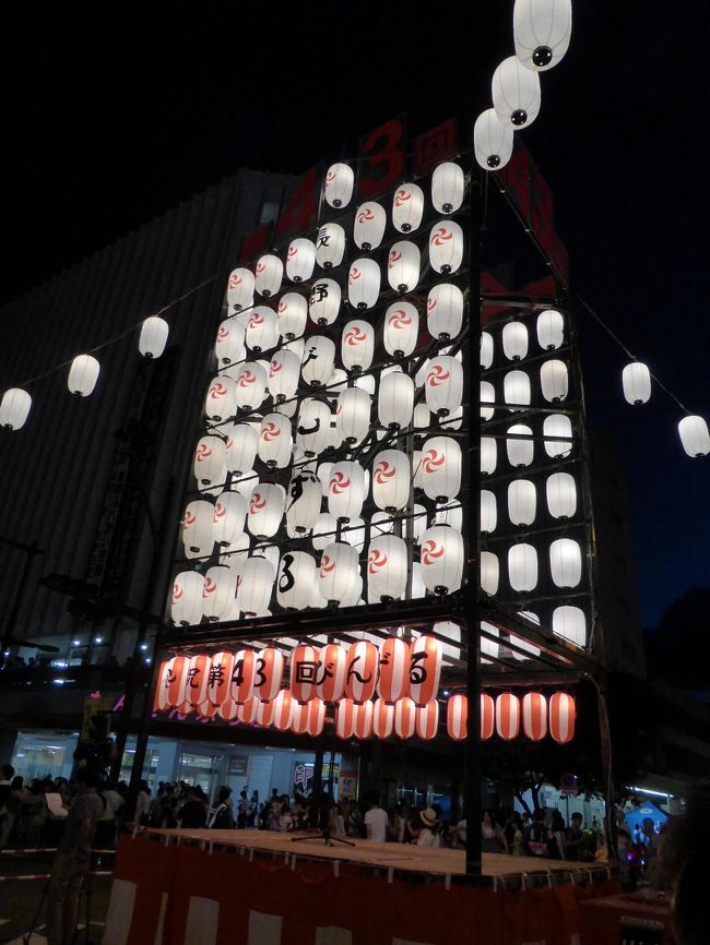 三日目<br />夜開催される「松本ぼんぼん」なる祭も気にはなったが、土曜日であるこの日、さすがに当日の予約は何処も無理だろうと判断し、前日ネット予約をしておいた長野駅前のホテルに向かう。<br />「14時〜翌朝10時迄は駐車場代1000円、但し先着順」<br />このフレーズが実に気になったが、とにかく15時迄に駐車＆チェックインを済ませ、善光寺参りをする予定。<br />ところが、だ。<br />なんと、この日は長野市街地でも「長野びんずる」なる祭が催され、交通規制があると言う。<br />幸いにして宿泊先前迄の道程で規制は無く、無事駐車場に辿り着いたはイイが問題はこの駐車場で、要は提携しているタワーパーキングが運悪く満車だった場合はゴメンナサイって意味合いの先着順だった訳だ。<br />まぁ結果これも運良く空きがあり問題無く駐車出来た。<br />チェックインを済ませ荷解きもソコソコに善光寺まで歩く。<br />通りは既に交通規制がかかっており完全ホコ天状態。<br />浴衣姿の女のコや揃いの半被姿のグループがビール片手に闊歩している。<br />沿道には屋台が並び、飲食店やコンビニまでもが店先で軽食やドリンクを販売しており、完全に祭ムードだ。<br />一体どんな祭りが始まるのか興味が湧きつつ、先ずは目的を達成させる。<br />善光寺には10年近く前仕事のついでに一度訪れた事があったが、当時はお戒壇巡りの事を知らず参拝のみだった。<br />何とか時間に間に合い、チケットを購入しイザ暗闇の中へ。<br />階段を降り少し歩くと全くの暗闇で、眼を開いていても本当に何も見えない。<br />右手で壁をつたい、足の裏で微妙な段差を感じながらゆっくり進む。<br />五感を一つでも奪われるとこんなにも不安になるものなのか。<br />何とか極楽の錠前に触れる事も出来たし、これで極楽浄土行きは約束されたか？<br />境内で線香を購入し、参道の蕎麦屋で信州そばも頂き、あとは折角なので祭見物をする。<br />沿道のベンチは既に埋まっており、座るのは諦めて適当な場所を見つけ陣取る。<br />で結局「長野びんずる」とは何ぞや？と調べたトコロ、<br />【200以上のグループが「連」と呼ばれる単位で参加して踊り、飛び入りも可能です。「びんずる」とは、善光寺にある木像「賓頭盧尊者（びんずるそんじゃ）」の名前に由来しています。善光寺の本堂を入ったところにある「びんずるさん」は、なでると病気を治すと伝えられ、頭がピカピカになっています。<br />長野びんずるは、松本の松本ぼんぼんと比べると、踊りは比較的簡単で、その分自由度があります。飛び入り参加もでき、飛び入り用の連もあります。コースが狭いため、以前は踊り手は1万人で制限されていたこともあり、踊り手が2万数千人の松本ぼんぼんより見物客の割合が高いです。びんずるでは、各連に、先頭を歩く「灯篭（とうろう）持ち」が必要で、善光寺との関連性が感じられます。灯篭を手作りする連も多いです。】<br />との内容。<br />今年は偶然びんずるを見物したが、ぼんぼんもチョット興味が湧いてきた。<br />機会があればいつか行ってみようか？