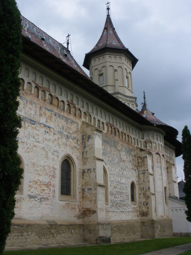 昨日の時点で、五つの修道院は全て見ることが出来たので、今日一日余裕が出来てしまった！<br />ということで、当初宿泊を予定していたスチャヴァの町を訪れてみようという一日になりました。<br /><br />かつてモルドヴァ公国の首都として栄えたスチャヴァには、世界遺産に登録されている聖ゲオルゲ教会があります。<br />ブコヴィナ地方を代表とする教会のひとつで、敷地は広く、いくつかの建物があります。<br />外壁のフレスコ画はかなり剥げ落ちてはいますが、この南壁と東壁でわずかながらその絵を見ることができました。<br /><br />その他にも、バス停から二つの教会が見え、少し森の中に刃行ったところには大城塞や野外博物館などがあります。<br />野外博物館については後ほどご紹介することにして、ここでは主に大城塞と聖ゲオルゲ教会についてご報告します。<br /><br />☆&#39;.･*.･:★&#39;.･*.･:☆&#39;.･*.･:★&#39;.･*.･:☆&#39;.･*.･:★ &#39;.･*.･:☆&#39;.･*.･:★&#39;.･*.･:☆<br /><br />スケジュール<br /><br />5/16　伊丹空港→成田→ミュンヘン→ソフィア空港　［ソフィア泊］<br />5/17　コプリフシティッツァ　　　　［ソフィア泊］<br />5/18　ボヤナ教会、市内観光　　　　［ソフィア泊］<br />5/19　ヴィトシャ山でハイキング　　［ソフィア泊］<br />5/20　ソフィア→ブラゴエフグラッド［ブラゴエフグラッド泊］<br />5/21　リラ村＆リラ僧院　　　　　　［ブラゴエフグラッド泊］<br />5/22　サンダンスキ、メルニック　　［ブラゴエフグラッド泊］<br />5/23　ブラゴエフグラッド→バンスコ［バンスコ泊］<br />5/24　バンスコ→プロヴディフ　　　［プロヴディフ泊］<br />5/25　バチコヴォ僧院　　　　　　　［プロヴディフ泊］<br />5/26　プロヴディフ→カザンラク　　［カザンラク泊］　　<br />5/27　シプカ、ガブロヴォ、エタル野外博物館［カザンラク泊］<br />5/28　カザンラク→ヴェリコ・タルノヴォ［ヴェリコ・タルノヴォ泊］<br />5/29　トリャブナ　　　　　　　［ヴェリコ・タルノヴォ泊］　<br />5/30　アルバナシ　　　　　　　［ヴェリコ・タルノヴォ泊］<br />5/31　ヴェリコ・タルノヴォ→ルセ→ブカレスト［ブカレスト泊］<br />6/1　 ブカレスト→スチャバ→グラ・フモール［グラ・フモール泊］<br />6/2　 5つの修道院　　　　　　　 ［グラ・フモール泊］<br />6/3　 スチャバ　　　　　　　　　［グラ・フモール泊］<br />6/4　 グラ・フモール→スチャバ→ブカレスト［ブカレスト泊］　<br />6/5 ブカレスト市内散策、ブカレスト空港→ミュンヘン空港→<br />6/6　 →成田空港→伊丹空港