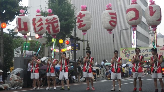 青森から山形に移動し、雨は降っていないが、空模様があやしい。６時５０分頃通過地点第二本部近くに待機。<br />雨がふりだしたが１時間余待つ。６時３０分に先頭が・・・　企業、学校、町内等のグループごと総勢４０００人以上の花笠踊りが繰り広げられた。