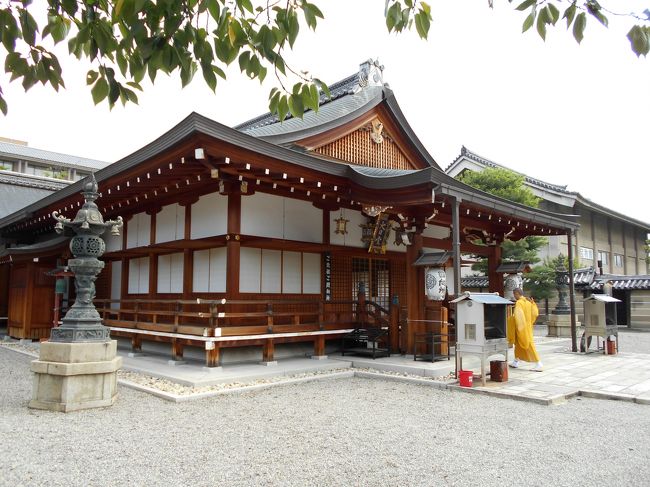 8世紀末、平安京の正門にあたる羅城門の東西に「東寺」と「西寺」という2つの寺院の建立が計画された。<br />この2つの寺院は、それぞれ平安京の左京と右京を守る王城鎮護の寺と成り。<br />さらには東国と西国とを守る国家鎮護の寺という意味合いを持った官立寺院であった。<br />東寺の『東宝記』では、東寺は平安京遷都後まもない延暦15年、藤原伊勢人が造寺長官となって建立したという。<br />ただ、藤原伊勢人は、公式の史書や系譜にはその名が見えないことから、実在を疑問視する向きもある。<br />しかし、東寺では古くからこの796年を創建の年としている。<br />その20数年後の弘仁14年（823年）、真言宗の宗祖である空海（弘法大師）は、嵯峨天皇から東寺を給預された。<br />この時から東寺は国家鎮護の寺院であるとともに、真言密教の根本道場となった。<br /><br /><br />