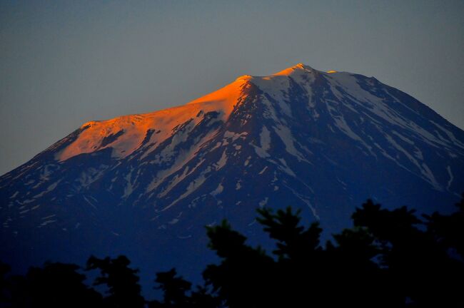 ドゥバヤジットに滞在しています。<br />ドゥバヤジットはトルコの最高峰アララット山（5137m）の麓にあります。<br />アララット山はイラン国境にも近いため、イラン北西部からも良く見えます。<br />日本を良く知るトルコ人は、トルコの富士山と言います。<br />アララット山は、この地域あるいはトルコを象徴する山といえます。<br /><br />ホテルの部屋やダイニングのテラスから撮影した朝、昼、夕のアララット山を紹介します。<br /><br />観光ですが、イサクパシャ宮殿の後、眉唾的観光ポイントに連れて行かれました。<br />なぜ眉唾なのか?旅行記本文をご覧ください。<br />