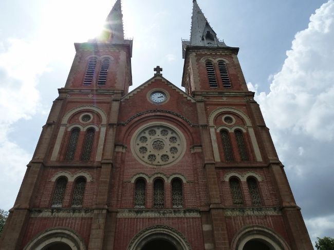 19世紀末のフランス統治時代に建てられた建物<br /><br />サイゴン大教会<br /><br />ヨーロッパ的な感じが　やっぱする。