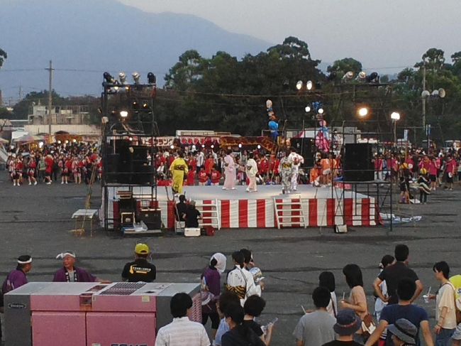 毎年開催される夏祭りフェスタにいってみた。ここは鹿児島県垂水市である。カンパチの養殖で名高いところでもある。<br />目の前には雄大な桜島、毎日爆発をしている桜島、おとなしい桜島、どの景色を見ても飽きない風景でもあるが火山灰には市民の皆さんは風向きによっては窓も開けられないです…道路は火山灰で雪のように降り積もっていてロードスイーパーが走っているようです。幼稚園児から高校生によるパフォーマンスいろいろあって盛り上げているようです。<br />以前は10000発以上の花火が打ち上げられていたが毎年数が少なくなって来ているようです。今回は二尺玉の水中花火カウントダウンあれ〜あれ〜上がらないなんで〜市民全員が期待していたのですがあがる寸前になってトラブルで上がらず市民の期待を大きく裏切ってしまったようです。では皆さんのパフォーマンスから花火を見てください。つまらないと思ったらすぐ外してね！