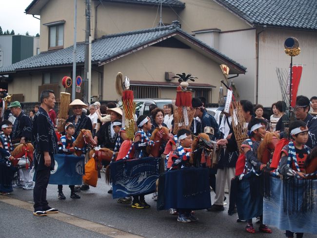 　村上大祭は三基の神輿に奈都比売大神、倉稲魂命、月読命の三御柱の御神霊を奉還して、荒馬14騎、神子の稚児行列を先導に町内を巡行する「お旅神事」である。<br />　庄内町の児童が演じる先導役の14騎の荒馬は、庄内を平定した本庄繁長らの武将が村上に凱旋した様子を再現しているとされる。しかし、荒馬14騎の武将名は、本庄繁長臣下の武将ではなく上杉軍団に因み名付けられている。425、6年前（天正15、16年（1587、1588年））に出羽三山から分祀された出羽神社の神は最初に祀られた場所が出羽庄内に因み庄内町と呼ぶようになったと伝えられている。そのために、村上大祭のホスト町は古来から庄内町であり、おしゃぎりの1番は隣町の久保多町と決まっている。<br />　380年前の寛永10年（1632年）に神社が山居山山腹に遷座し、神社名に因む羽黒町が誕生して、三面川の河原の平地にある庄内町と、坂を上った三面川の河岸段丘上にある各町内が氏子として祭りに積極的に参加し、各町内のおしゃぎりも整えられていったのであろう。<br />　19町内には加賀町、庄内町、小国町などの国名や地方名、城下町名などが付いている町名が残っている。久保多町は久保田町から江戸時代に火事が多いことから「田」の1字が「多」に換えられたとされる。しかし、羽後久保田（現在の秋田市）の地名に因むものか窪地から出た町名なのかは定かではない。<br />　また、大町、小町、安良町（新町の意味）、上町（かんまち）、片町、上片町など、どこにでもあるような町名や、寺町、大工町、塩町、細工町、鍛冶町、肴町など城下町らしい町名の他にも、長井町や泉町などが昔からの19（町人）町として残っている。<br />（表紙写真は庄内町の荒馬）