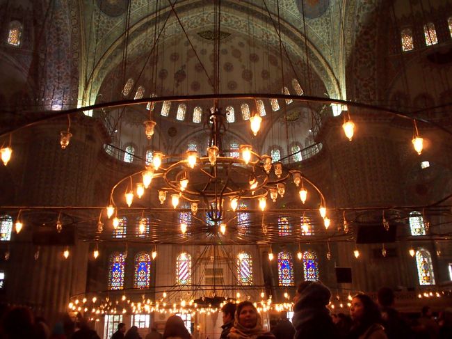 2013年1月4日、15時15分からの　見学時間に間に合いました。<br />スルタンアフメト･モスク（ブルーモスク）内部に入ります。