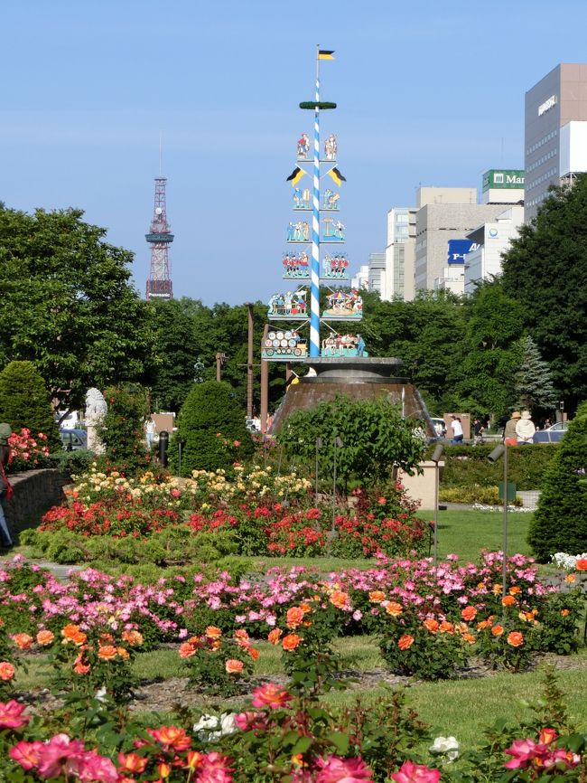 4トラの皆様の旅行記でたびたび拝見している北海道。<br />行きたい気持ちが募るばかりでした。<br /><br />北海道コミュ~「なんまらいんでない会」 のオフ会が開催されるとあっては、行かない手は無い!<br />ちょうど5月末までに支払う旅行代金に使える旅工房さんのクーポンがあったので、ツアーを利用することにしました。<br /><br />モエレ沼公園から札幌の中心に戻りました。<br />中途半端に時間が余ったので、大通公園から札幌駅に向かっててくてくすることにしました。<br /><br />1泊2日盛りだくさんの弾丸旅、最後の旅行記です。<br /><br />-------------------------------------------------------<br /><br />モエレ沼公園の旅行記<br />http://4travel.jp/traveler/oliva/album/10798317/