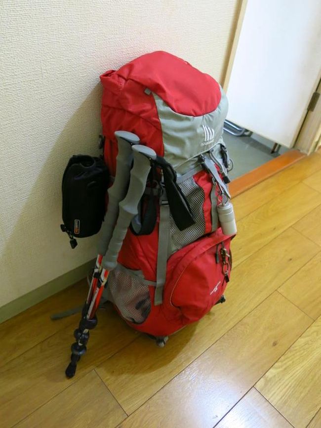 昨年の八ヶ岳に続き、今年は白馬を目指した。<br />栂池自然園から眺めた大雪渓が忘れられず、どうしても登りたかった場所。<br /><br />八ヶ岳は山のベテランが先導してくれたが、今回は自分たちだけ。<br />なので、コースの計画から準備は周到に周到を重ねて、情報収集にも時間をかけた。<br />もとより人気のエリア、コースも豊富で情報も多い。今回はもっともポピュラーなコースとした。<br />天候以外は不安はない、と踏んでいたのだが…<br /><br />≪今回のコース≫<br />7/21 新宿~白馬:あずさ3号<br /> 白馬~猿倉:バス<br /> 猿倉~白馬尻小屋 →白馬尻小屋泊<br />7/22 白馬尻小屋~大雪渓~白馬山荘<br /> 白馬山荘~白馬岳山頂【往復】 →白馬山荘泊<br />7/23 白馬山荘~白馬岳~小蓮華山<br /> ~白馬乗鞍岳~白馬大池~栂池~白馬八方 →ホテル<br />7/24 ホテル~八方池~白馬~新宿<br /><br />※今回縦走する山は3座。<br /> 白 馬 岳:2932m<br /> 小蓮華山 :2789m<br /> 白馬乗鞍岳:2463m<br /><br />さてさて、どうなることやら…<br />まずは、雪渓を登る直前まで<br /><br />●登山本編<br />http://4travel.jp/traveler/sham203/album/10801265/<br />●高山植物編<br />http://4travel.jp/traveler/sham203/album/10801272/