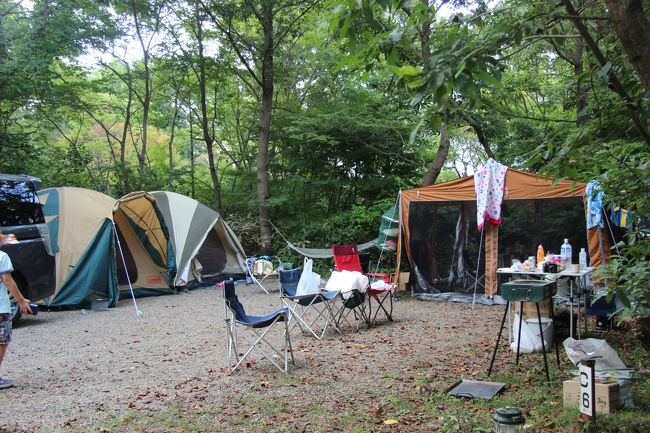 友人familyにどっぷりお世話になって行ってきました、人生初キャンプ〜<br /><br />オートキャンプはすごく楽ッ<br />荷物の移動がない〜<br />必要な物をボンボンおろすだけ〜<br /><br />ミニバン　２台<br />テント　　２つ<br />タープ　　１つを置いても、<br />こんなかんじの(写真）、ゆったりスペースをお借りできました<br /><br />AC電源付きの場所は便利です<br />スマホの充電も出来てとっても安心<br />アンペア容量が低いため、ドライヤーは不可でした<br /><br />水道やトイレもすぐそこなのでとても便利<br /><br />露天風呂がとても素敵でした<br /><br /><br /><br /><br /><br /><br /><br />