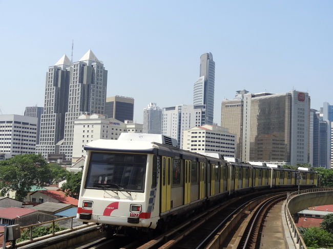 　KLの街歩きには、LRTなどの都市型小型鉄道が便利です。そして、何度も利用しているうちに、私は気づいてしまった。これは、乗りつぶしに使える。そして、車窓観光にも使えると。そんな思いつきを実行に移したのが、今回紹介する、電車から降りない「見るだけ」市内ツアー。斬新すぎて意味不明。バカバカしいけど、素晴らしい。そんな風変わりな小旅行に、こっそりお連れいたしましょう。 <br /><br /><br />**情報は、2013年8月のもの。１リンギット=32円で計算。<br /><br />==クアラルンプール ウォーカーズ シリーズ一覧==<br />①チャイナタウンでまったり<br />http://4travel.jp/travelogue/10794525<br />②歴史ある建造物編<br />http://4travel.jp/travelogue/10794545<br />③多様な民族マーケット編<br />http://4travel.jp/travelogue/10939353<br />④大人の社会派観光<br />http://4travel.jp/travelogue/10942110<br />⑤電車でGO - モノレール・ループ編 &lt;==<br />http://4travel.jp/travelogue/10802253<br />⑥電車でGO - 郊外住宅見学編<br />http://4travel.jp/travelogue/10806703<br />⑦クアラルンプール両替 虎の巻<br />http://4travel.jp/travelogue/10797388<br />⑧マレーシアの安ビール事情<br />http://4travel.jp/travelogue/10942190<br />⑨バルセロナ vs マレーシア選抜 生観戦<br />http://4travel.jp/travelogue/10801004<br />⑩-⑪ 執筆予定<br /><br />== KL関係 ==<br />ペトロナス・ツインタワーの見え方研究 全４作<br />http://4travel.jp/travelogue/10804350<br /><br />== 鉄道関係 ==<br />[インド]インド鉄道達人の予約術<br />http://4travel.jp/travelogue/10438828<br />[インド]ダージリン トイ・トレインの取説<br />http://4travel.jp/travelogue/10744815<br />[インド]カングラ鉄道 世界遺産への遠い道のり<br />http://4travel.jp/travelogue/10437820<br /><br />==マニアックな自作ツアー==<br />[ネパール] ポカラ 市バスで近郊巡り http://4travel.jp/travelogue/10764799<br />[インド] ラダック バイクでゴンパ巡り http://4travel.jp/travelogue/10641487<br />[日本] レンタカーで東日本被災地巡り http://4travel.jp/travelogue/10670277<br /><br /><br />更新:<br />2014/6/28 写真拡大