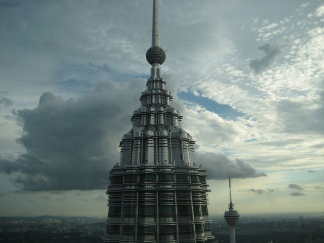 「2013年　楽しかったマレ−シア旅行　☆マラッカ編☆<br />からの続編です。<br /><br />マラッカのホテル&quot;Casa del Rio&quot;をタクシ−で出発して、12：00発のクアラルンプ−ル(KL)のTBSタ−ミナルへバスで向かいました。バスチケットを買った時点で「KLセントラルには行かないよ」と言われてはいましたが、「TBSタ−ミナル」に着いて「ここはどこ？」と考えてしまいました。旅行にはそんなトラブルは付き物なので、気にせず、まずはちょっとダンキンド−ナツで休憩を取るところからの始まりです。<br />今回宿泊するレジデンスホテル「Somerset Ampang Kuala Lumpur」へタクシバウチャ−（RM32)を買って乗り込みました。いわゆるKLの下町を通って１時間ほどで到着。このホテルも大変素晴らしく、快適な６日間を過ごせました。<br />娘との２人旅なので、このレジデンスホテルは贅沢すぎるくらいの広さ。２１階の部屋でキッチン（乾燥機＆洗濯機付き）、リビングダイニング、ベッドル−ム、ワォ−クインクロゼット、バスル−ム（シャワ−独立型）があり、２２階にはインフィニティ−プ−ル、ジム、ラウンジとツインタワ−を眺める景色があります。そして朝食は１階にあるレストランでビュッフェ形式。１泊２人で約12,000円程でこんな贅沢が出来てしまいました。ホテルライフを満喫するだけでもKLに行く価値はあると思います。<br />滞在時期がちょうどラマダン（断食期間）とハリラヤ（ラマダン明け）と重なり、KLの街はとても華やかで活気があり、これぞ東南アジアという雰囲気を味わえました。<br />楽しみにしていた、ツインタワ−もインタ−ネットで事前予約をしていたので、とても良い時間帯にスム−ズに登ることも出来ました。それからハリラヤ初日には王宮や首相官邸がオ−プンハウスになる情報があったので、新しい「王宮」に行き王様と謁見？し、お土産をいただき、食事までお呼ばれしてもらいました。（なんの話かわからないかもしれませんが、この後の写真を見てください）<br />また、マレ−シア人にとっても祝日なので、観光地やショッピングセンタ−は混雑極まりなく、旅行計画を変更しなければならないこともありました。<br />日本から飛行機で７時間半ほどで着いてしまうＫＬ。ショッピング、グルメ、観光、想像以上満喫でき、６日間では物足りなさを感じつつ帰国しました。AIR ASIA Xを利用すれば &quot;Now Everyone Can Fly&quot; という事で、またすぐにでも訪れたいと思う国でした。<br />それでは、ＫＬ到着から帰国までが始まります。<br /><br />その前に、しつこいようですが、忘れないように今回の「マラッカ＆クアラルンプ−ル旅行」一覧です。<br /><br />8月2日（金）<br />&quot;AIR ASIA X&quot; D7523 羽田発23：55　<br />8月3日（土）<br />クアラルンプ−ル着06：35<br />朝食：コ−ヒ−ショップでしばし休憩<br />バス07：30発（トランスナショナル社）でマラッカに移動<br />マラッカセントラルバスタ−ミナルに10：00頃到着<br />タクシ−(RM20)でホテル&quot;Casa del Rio&quot;へ移動<br />すぐにチェックインできず、15：00までプ−ルで過ごす。<br />昼食：プ−ルサイド<br />15：00やっとチェックイン<br />17：00頃からオランダ広場を散策し夜市へ<br />夕食：古城鶏飯粒で「チキンライス」<br />8月4日（日）<br />朝食：ホテル<br />09:00にホテルを出発しトライショ−で街を見学（約2時間）<br />昼食：Gepgrapher Cafe<br />ホテルに戻りプ−ル遊び<br />夜市に出かけえる<br />夕食：Geographer Cafe<br />8月5日（月）<br />朝食：ホテル<br />10：00チェックアウト<br />その後にババ・ニョニャ・ヘリテ−ジを見学<br />12：00バス（トランスナショナル社）でクアラルンプ−ルへ移動<br />14：00頃ＴＢＳタ−ミナルに到着（ここどこ？）<br />昼食：ダンキンド−ナツ<br />タクシ−(RM32)でホテルへ移動<br />15：00頃&quot;Somerset Ampang Kuala Lumpur&quot;ホテルにチェックイン<br />夕方KLCC散策に出かける<br />夕食：KLCC2階のフ−ドコ−ト<br />8月6日（火）<br />朝食：ホテル<br />スタ−ヒルギャラリ−、パビリオンでショッピング<br />昼食：Din Tin Fung<br />スリアKLCCへ移動<br />18：50ペトロナス・ツインタワ−へ上る（インタ−ネット事前予約済）<br />夕食：KLCC2階のフ−ドコ−ト<br />8月7日（水）ハリラヤプアサ前日<br />朝食：ホテル<br />タクシ−２時間(RM60)をチャ−タ−してシティ−ツア−をする<br />マスジット・ジャメ、旧連邦調査ビル、旧市庁舎、旧高等裁判所、セント・メリ−聖堂、ムルデカ・スクエア、旧連邦事務局ビル、旧銀行、テキスタイル博物館、旧クアラルンプ−ル中央駅、マレ−シア鉄道事務局、国立モスク、マレ−シア・イスラム美術館<br />セントラルマ−ケットでショッピング<br />昼食：フ−ドコ−ト<br />KLCCの伊勢丹で食料を購入<br />夕食：部屋でお料理をする<br />プ−ルで遊ぶ<br />8月8日（木）ハリラヤプアサ（ラマダンが明ける）<br />朝食：ホテル<br />「王宮」のオ−プンハウスに参加（11：00より）<br />昼食：「王宮」でビュッフェでご馳走になる<br />KLCCに戻り公園の中のプ−ルで水遊び<br />おやつ：DOME Cafe<br />夕食：部屋で簡単に済ます<br />8月9日（金）<br />朝食：ホテル<br />プ−ルで遊ぶ<br />KLCC水族館に行くが長蛇の列で断念<br />昼食：Chili&#39;s<br />KLCCで最後のショッピング<br />20：00からの音楽と噴水ショ−を見る<br />夕食：フ−ド−コ−トで購入し部屋で食べる<br />8月10日（土）最終日<br />朝食：ホテル<br />11：00にホテルをチェックアウト<br />タクシ−（メ−タ−料金付）でLCCTへ向かうRM70.50かかった。<br />昼食：OLDTOWN WHITE COFFEEで軽く食べる<br />&quot;AIR ASIA X&quot; D7522 クアラルンプ−ル発14：45<br />羽田着23：00<br />羽田空港東横インIに宿泊し翌日家に帰る。 <br />