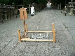 日本の旅　関西を歩く　京都府八幡市、石清水八幡宮（いわしみずはちまんぐう）参道の「一ッ石」周辺