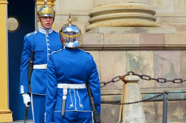 スウェーデンには2年前にコペンハーゲンに訪れた際、目と鼻の先にあるマルメに訪れたことがあるが、ストックホルムは今回が初めて。物価の高い北欧なので、もうほとんど訪れることがないだろうと思っていたが、関空発ヨーロッパ線で最も安い路線が中国国際航空のストックホルム行き。目的地がブダペスト+プラハだったが、ストックホルムから往復の航空券を購入しても未だ乗り継ぎ便のチケットや近隣のウィーンに入国するよりも安価に行くことができたので、たまたまストックホルムに立ち寄ることになった。<br /> 結果的に往路の中国国際航空の2時間以上の遅延により乗り継ぎ困難が発生。北京で無駄に1日を費やし、ストックホルムからブダペスト行きのエアバルティックに乗ることができず、チケットの買い直しによる出費・・・、中国国際航空で航空券を安く抑えたつもりだったが、代償はそれ以上に高くついてしましまった。<br /> いずれにせよ、中国国際航空で欧州に来ることがなければストックホルムに訪れることもなかったと思うが、美しい街に「トランジットでも滞在できてよかった」と思わせる街。ストックホルムに滞在できたことは中国国際航空に唯一の感謝といったところだろうか。