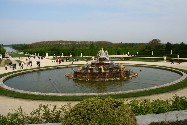 2011年春のフランス旅行の記録です。<br />海外旅行５度目にして初めてのヨーロッパ。<br />死ぬまでに訪れたい第１位のパリに行ってきました。<br /><br />３日目はＲＥＲに乗って世界遺産のヴェルサイユ宮殿へ。宮殿内と広大な庭園を見て回り、午後からはシテ島を散策し、最後に凱旋門へ行ってきました。<br /><br /><br />−旅程−<br />１日目：関空→羽田<br />２日目：羽田→シャルルドゴール<br />　　　　サクレクール寺院・マドレーヌ寺院・オペラ座<br />３日目：ヴェルサイユ宮殿・シテ島・凱旋門<br />４日目：モンサンミッシェルツアー<br />５日目：ルーブル美術館・オランジュリー美術館・エッフェル塔<br />６日目：ノートルダム大聖堂・コンシェルジュリー・<br />　　　　オルセー美術館・ダリ美術館・シャルルドゴール→成田<br />７日目：成田→羽田<br />８日目：羽田→関空