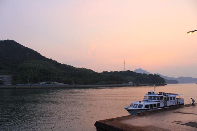 【1日目】移動日　　　新宿＝　<br />（車中泊）<br />【2日目】＝姫路＝尾道（千光寺公園、因島）　<br />[因島泊]<br />【3日目】因島＝鞆の浦＝仙酔島＝宮島（宮島水中花火大会）　<br />[広島市内泊]<br />【4日目】広島＝呉（大和ミュージアム）＝広島（広島城、原爆ドーム、平和記念資料館） <br />[広島市内泊]<br />【5日目】広島（平和記念資料館）＝宮島（弥山、厳島神社） <br />[宮島泊]<br />【6日目】移動日 　 宮島＝（青春18切符）＝三島＝埼玉<br /><br />今年もこの時期がやって参りました。<br />恒例の夏旅。今年は広島県です！<br /><br />広島県はこれまで、日本人なら　“必ず一度は訪れなきゃなぁ”と思っていながら、何となく後回しになっていた場所。<br /><br />今回の広島への旅も、充実しましたァ<br />(^_^)/