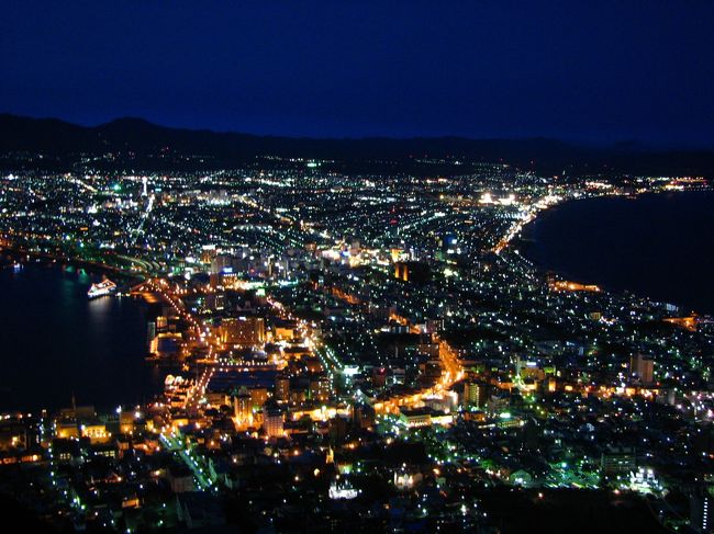 天気が良かったので、海鮮を中心とした料理を食べに函館に向かった。早速、老舗ホテル「函館国際ホテル」に予約を入れ、小樽経由で函館に向かった。<br />函館には、以前、人気を博していたロックグループ「グレイ」がこよなく愛したというハンバーガーを中心とした洋食の「ラッキーピエロ」、そして、「ハセガワストア」の焼鳥弁当など、独自の食文化がある。<br /><br />勿論、ウニやホッケ、烏賊などの海鮮グルメも有名だ。<br />烏賊は、呼子の烏賊（アオリイカ）ほど透明感は無が、（函館の真イカは、生簀で泳いでいる透明→白くなるのが早い）刺身で頂くと、北の海で育った独特のコクがあって美味い。<br />おまけにゴロを食うことが出来る。<br />＊2012年6月30日〜7月1日に追加