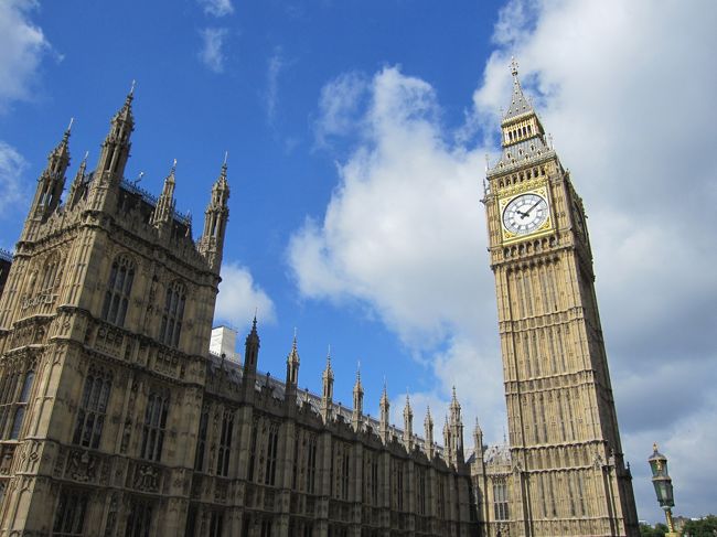 たまには英語圏にでも行こうかな」と思い立ち、急に行くことになったイギリス。<br />調べてみると予想以上に見どころがたくさんあって、たった1回の旅行ではまわりきれないことがすぐに判明。<br />とりあえず今回は、つまみ食い程度でイギリスを味わってみることにしました。<br /><br />のんびり女一人旅〜という感じではありませんでしたが、いろんなことを経験して、いろんなことを思った7泊9日でした! <br /><br /><br />今回は後編です!<br /><br />前編はこちら→ http://4travel.jp/traveler/noebou/album/10799410/