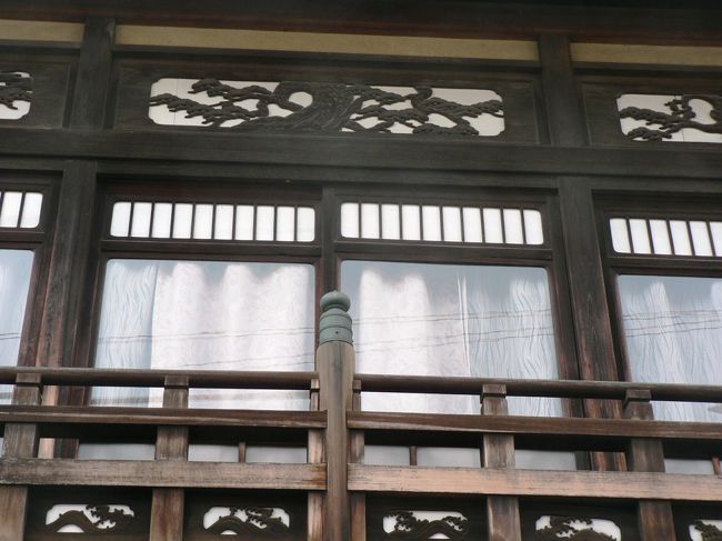 「橋本」は行基（ぎょうき６６８−７４９年）が７２５年に架けたと言われる「山崎の橋」のたもとにあるのが地名の由来で紀貫之（８６６−９４５年）の「土佐日記」にも登場する。「橋本」は京街道の宿場町であり、宿泊客の多くは男山・石清水八幡宮に参拝する人達だった。「山崎の橋」は何度も流され、文禄年間（１５９２−１５９５年）の架橋後は１９３０年に八幡の桂川・宇治川・木津川の三川合流点に、御幸橋（木津川御幸橋３５２ｍ、淀川御幸橋２６２ｍ）が架設されるまでは、対岸の山崎とは「山崎の渡し」と呼ばれる渡し船で往来していた。「山崎の渡し」は１９６２年まで運行しており、谷崎潤一郎（たにざきじゅんいちろう１８８６−１９６５年）は『蘆刈』（１９３２年）で「男山はあたかもその絵にあるやうにまんまるな月を背中にして全山の木々の繁みがびろうどのやうな津やをふくみ---」と山崎の渡し舟からみる男山の光景を描いている。<br />「橋本遊郭」は男山・石清水八幡宮とともに栄えた。源義朝（みなもとのよしとも１１２３−１１６０年）の妾の一人は橋本から出たと言われるので、１０００年も昔から遊里があったのだろう。井原西鶴（いはらさいかく１６４２−１６９３年）の『好色一代男』に描かれ、淀川三十石舟舟歌にも歌われており、江戸時代中期以降は全国的に有名な遊里だったようだ。１８７２年に京都府から正式に遊郭と認定され、最盛期には、京街道沿いに石原楼、京華楼、いろはなど７５の妓楼が並び娼妓は４００名以上だったとのこと。最盛期の「橋本遊郭」は宮尾 登美子（みやお とみこ１９２６年−）原作の１９８２年の映画『鬼龍院花子の生涯』にも登場している。１９５８年の公娼制度廃止後、遊郭の灯は消え現在は閑静な街になっているが民家の屋根、玄関、格子の造りには遊郭の華やかな面影が残っている。<br />橋本駅東側は山を切り崩した住宅街になっているが京阪電気鉄道の開発が入るまでは完全な山で石清水八幡宮の西側まで獣道が続いていたとのこと。この男山山中では世をはかなんだ遊女の自殺が絶えなかったそうだ。橋本遊郭跡もどこの遊里にも残っている悲しい歴史を残している。<br />（写真は橋本遊郭の面影残す民家）<br />