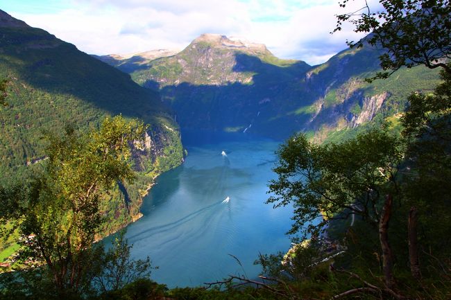 2013年夏、相棒が数年前から行きたいと言い続けてきたノルウェーを旅しました。<br /><br />ノルウェーの8月は1年の中でも雨量の多い時期。<br />お天気が心配だったので、ガイランゲルでは2泊3日のゆとりを持たせた日程としました。<br />実際にフィヨルド地方を旅してみて分かったのは、1日中天気が良いという日は稀であるということ。<br />山岳気候ということもあり、ガイランゲルに滞在した2泊とも夜半から明け方まではシトシトと雨が降っていました。<br /><br />そして、体感気温も日によって様々でした。<br />晴れて天気の良かった日の日中は24℃まで気温が上がり、半袖T-シャツで過ごすことが出来ましたが、朝からほとんど気温が上がらず日中の最高気温が14℃と云う日もあり、そんな日は防寒着を着用しての旅となりました。<br /><br />今回の旅行記で紹介するのは、明け方までは雨が降る肌寒い朝、でも日中は、雲の合間から降り注ぐ柔らかい北欧の日差し…、そんな日に楽しんだフィヨルド・ハイキングの旅日記です。<br /><br />・8/2 成田−コペンハーゲン−オスロ−リレハンメル<br />・8/3 トロルスティンゲン<br />☆8/4 ガイランゲル フィヨルド・ハイキング<br />・8/5 ガイランゲル・フィヨルド・クルーズ ブリクスダール氷河・ハイキング<br />・8/6 ボルグン・スターヴ教会<br />・8/7 ジョステダール氷河トレッキング<br />・8/8 アウルラン・フィヨルド ネーロイ・フィヨルド・クルーズ<br />・8/9 ベルゲン街歩き<br />・8/10 ベルゲン−コペンハーゲン−成田(8/11)<br /><br /><br />旅行記紹介<br />☆★☆★☆★☆★☆★☆★☆★☆★☆★☆★☆★☆★☆★☆★☆★<br />〈1〉航空機乗っ取り事件から始まった家族旅行<br />http://4travel.jp/travelogue/10801905<br />〈2〉碧のフィヨルド・ハイキング☆絶景ポイント大公開!<br />http://4travel.jp/travelogue/10802910<br />〈3〉氷河の色って青かった!?温暖化の影響でトレックできない!!<br />http://4travel.jp/travelogue/10803420<br />〈4〉マンモスが歩きし氷河谷を散歩〜Jostedal氷河トレッキング<br />http://4travel.jp/travelogue/10804012<br />〈5〉瑠璃色のフィヨルドを巡る☆宿を訪ねて200km!<br />http://4travel.jp/travelogue/10805609<br />〈6〉トロルの足跡を辿ってベルゲン街歩き♪<br />http://4travel.jp/travelogue/10807459<br />☆★☆★☆★☆★☆★☆★☆★☆★☆★☆★☆★☆★☆★☆★☆★<br />