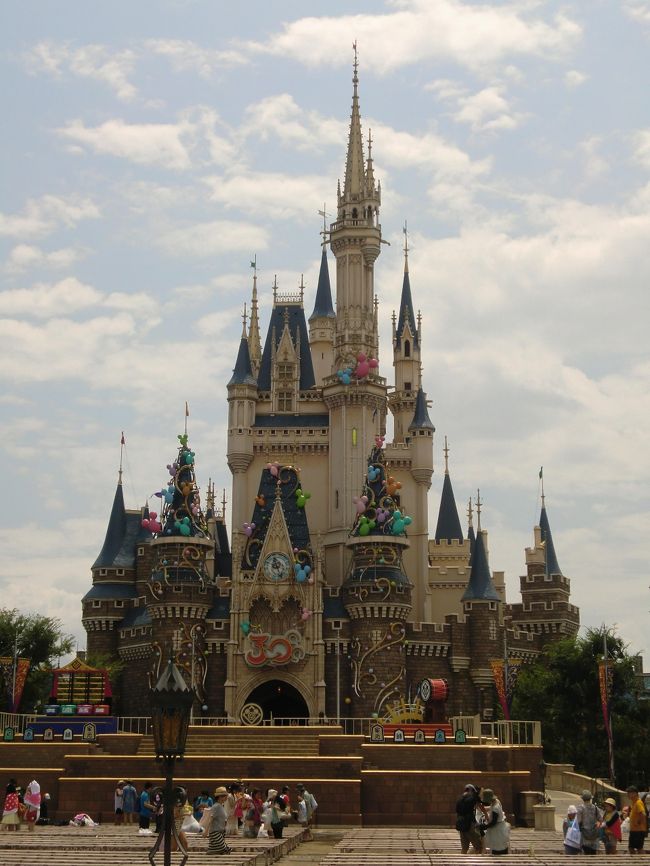 東京ディズニーランド30周年を家族で楽しむ。1日2泊。