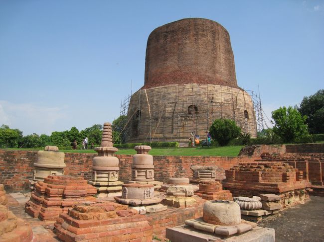 昨年に続きインドへ行ってきました。<br />この旅行記は、仏教四大聖地のひとつサールナート(鹿野苑)とバラナシです。<br /><br /><br />【旅行日程】<br /><br />　８／３　 成田 → デリー　by JAL<br />　８／４　 デリー → バラナシ by JetAirways、サールナート<br />　８／５　 バラナシ、サールナート<br />　８／６　 バラナシ→デリー by JetAirways<br />　８／７　 デリー → マトゥラー→アグラ<br />　８／８　 タージマハル、ファテープルシークリー<br />　８／９　 アグラ → デリー、グルガオン<br />　８／１０ 国立博物館、クトゥブ・ミナール<br />　８／１１ フマーユーン廟、 デリー発　by JAL<br />　８／１２ 成田着