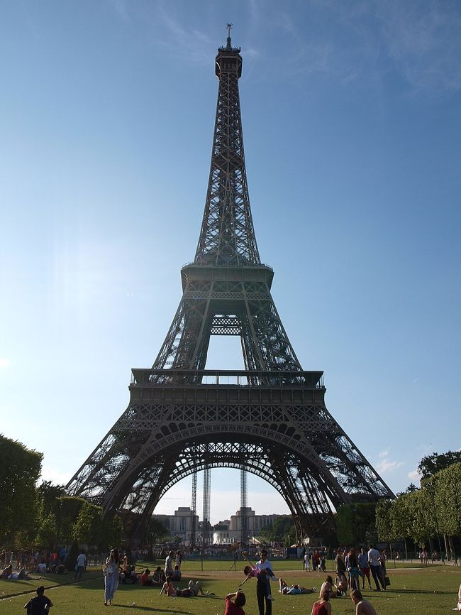 今年の夏季休暇は初めてフランスに行ってきました♪<br />新婚旅行の候補地になった程(結局はケニアを訪れることに)、<br />ずーっと行きたい国だったので念願のパリでした。<br /><br />先進国はいつでも行ける、東京とあまり変わらないんじゃないか、<br />候補になりながらいつもそんな理由で後回しにしてきた。<br />そんなこと言ってないで何でもっと早く行かなかったんだ！<br /><br />そこらじゅうに芸術が溢れ歴史あるものが美しい街並み、<br />パリの空気も雰囲気も、歩いているだけで心地よかった。<br />街ではどこでもBonjour♪と挨拶が当たり前にある日常で、<br />先進国だけどずっと昔からある歴史や文化を大切にしている様に見えた、<br />そんなパリは本当に素敵な街だった♪<br />パリの人はプライドが高いというイメージとは少し違って、<br />とてもスマートで優しく紳士的な人が多かった。<br /><br />今回も旦那と揃っての休暇はたった５日間ととても短いこと、<br />歳をとってからでも何度でも行きたい国だろうと思ったので、<br />１度目のフランス旅行はパリだけに絞って計画を立てた。<br />いつもながら散歩する様にすーっと街に溶け込む様な、<br />そんな旅がしたい♪<br /><br /><br /><br />8/4 TOKYO(NRT)22:30-DOHA(DOH)03:30 QR805(FLIGHT TIME11h)<br />8/5 DOHA(DOH)08:15-PARIS(CDG)14:15 QR19(FLIGHT TIME7h)<br />8/6〜/7 PARIS city<br />8/8 PARIS(CDG)16:00-DOHA(DOH)23:20 QR20(FLIGHT TIME6h20)<br />8/9 DOHA(DOH)01:50-TOKYO(NRT)17:50(FLIGHT TIME10h)<br /><br />パリ滞在１日目の目的<br />?エッフェル塔がある公園でのんびり<br />?凱旋門を見たい<br />?シャンゼリゼ大通りを歩こう<br />?ラデュレでマカロンを食べよう<br />?おいしいフランス料理を堪能したい<br /><br /><br /><br />事前に準備したもの<br />航空券大人1人161,400円×2<br />ホテル1部屋24,400円×3泊<br />ミュージアムパス２日間大人1人4,600円×2<br /><br />