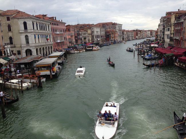 Venezia 2日目<br /><br />丸1日ヴェネツィアを楽しむ日<br /><br />なのに、朝から雨と風と雷で<br />夏なのに超ーーー寒かった(^_^;)<br /><br />でもそれはそれですごーく楽しかった1日でした