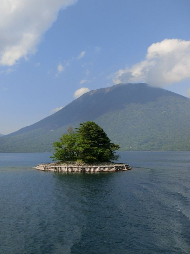 ご無沙汰しております。<br /><br />まだまだ続く暑い夏。いかがお過ごしでいらっしゃいますか？<br /><br /><br />私たちは、関東地方が気温３７～４０度となった８月のお盆前、<br />日光に避暑に行ってきました。<br /><br />やっぱり、山のほうは涼しい～～～！！<br />そんなことを、実感した夏休みの旅。<br /><br />日光、けっこう、コケコッコ～～～！<br /><br /><br /><br />相変わらずのあんみつ姫夫婦の旅。<br /><br />そんな様子を綴っていきたいと思います。<br /><br /><br /><br /><br />