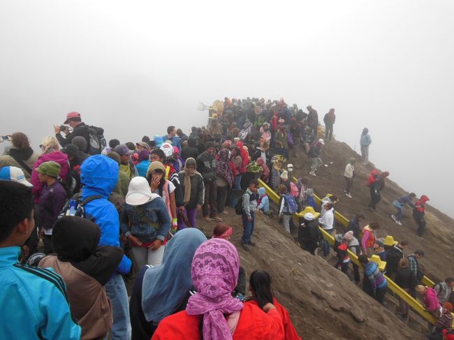 今回旅行の目玉であったブロモ山　あいにくの天気でしたが、面白い光景も