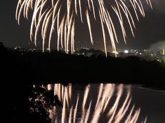 川面に映える花火（紀ノ川市）