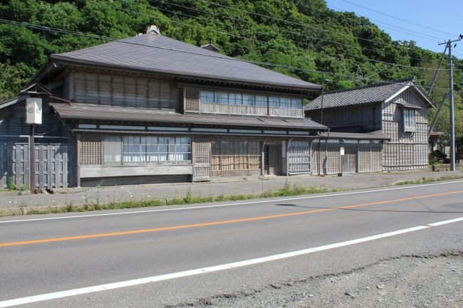 寿都町の歌棄地区にある「鰊御殿」を見てきました。<br /><br />この建物は、鰊漁に直接携わっていた網元や漁師の方が寝泊まりしていた番屋ではなく、この地区一帯の漁場で「仕込屋」として商売をしていた橋本家の住宅兼店舗だったものです。<br /><br />寿都町のウェブサイトに、電話で予約をすれば見学可能との記載があったため、予約して訪問してきました。2013年8月現在、子孫の方が管理されているようで、親切に案内をしていただきました。<br /><br />今でも使われているためと思われますが、明治12年竣工とは思えないほど傷みが少ない立派な建物でした。<br /><br /><br />なお、木造2階建て下見板張りの構造ですが、今回は2階は見学できませんでした。<br /><br /><br />