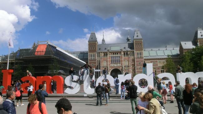 2103年8月11日(日)〜16日(土)でアムステルダムに行ってきました。<br />アムステルダムの街、道路にゴミが散らかって汚かったです。<br />美術館／博物館は時節柄、地元の人や観光客で大混雑でした。<br />そこで便利なのが、オンライン・チケット。入場時刻を指定しなければなりませんが、入場チケット販売窓口の長蛇の列をパスできるのはかなりメリットです(施設内は人混みに揉まれちゃいますけどね)。<br />アムステルダムでは、次の施設を訪れました。<br />＊アンネ・フランクハウス<br />＊アムステルダム国立美術館<br />＊ゴッホ美術館<br />＊アムステルダム市立美術館<br />＊王宮<br />＊拷問博物館<br /><br />アムステルダム滞在中の天候,日出日没<br />8月 　 最高 最低 天候 湿度 日出 日 没<br />12(Mo) 20℃ 13℃ 晴曇  52% 6:19 21:11<br />13(Tu) 20℃ 12℃  曇   56% 6:20 21:09<br />14(We) 21℃ 11℃ 曇晴  53% 6:22 21:07<br />15(Th) 22℃ 11℃  雨   56% 6:24 21:05<br /><br />Flight Information<br />08/11(Su) EK319 NRT 22:00-03:50 DXB +1<br />08/12(Mo) EK147 DXB 08:25-13:30 WAW<br />*Stay @ NH Grand Hotel Krasnapolsky<br />08/15(Fr) EK148 WAW 15:30-23:59 DXB<br />08/16(Sa) EK318 DXB 02:50-17:35 NRT<br /><br />*字化け防止のためオランダ語表記の一部は<br />通常の英字表記としました。<br />通貨単位&quot;ユーロ&quot;はEURと表記しました。<br />