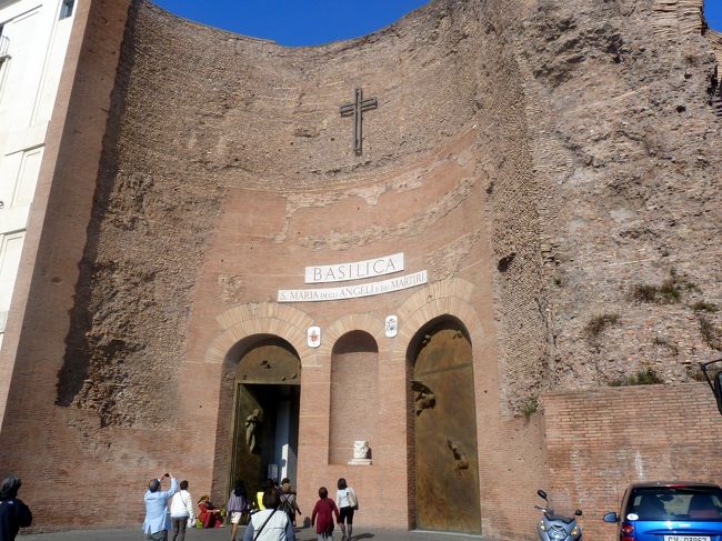 ローマ美術散歩の最終日。<br /><br />最初に向かったのは、ローマ到着日ホテルへの途上に通過したロータリーを兼ねた共和国広場。<br /><br />かってこのナイアディの噴水を中心にした円形の広場に面して、ローマ最大と云われるディオクレティアヌスの浴場があった。<br /><br />当時すでに86才ミケランジェロは、ディオクレティアヌスの浴場の古い温浴室を、浴場の雰囲気を出来るだけ残したまま改造して設計した教会が現在のサンタ・マリア・デッリ・アンジェリ教会で、ミケランジェロの遺作。<br /><br />今も正面に「ＢＡＣＩＬＩＣＡ」とサインが無ければ、ファサードはまるで映画のお伽の国の入口。<br /><br />教会の中に一歩足を踏み入れたところまではまさにお伽の国のロビー。<br /><br />しかし堂内に入ると、イメージは一変する。<br /><br />ギリシャ正十字形の堂内は中央のドーム天井の下に立つと、主祭壇と両翼廊の祭壇が等距離に見え、何か教会とは違った感覚になる。<br /><br />左の翼廊の祭壇の前で、少年合唱団の練習の綺麗な歌声が流れていた。<br /><br />メモリの数字が刻まれた床は、子午線だそうで、実際に使用されていたらしい。<br /><br />ミケランジェロの設計はファサードだけで、堂内には無さそうだ。<br />