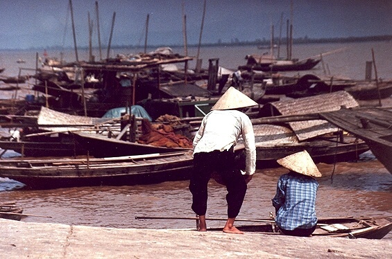 １９９２年のベトナム旅は、ハノイが最後の訪問地。<br /><br />最初は予定に無かったハロン湾にも足を伸ばしてみたり、ハノイでは自転車で街巡りをしてみたり。<br /><br />ハロン湾から８時間もかかってハノイにたどり着いたあとでは、香港行き飛行機に乗れないかも！Σ(ﾟдﾟll)　というハプニングもあったっけ。(｡･ｗ･｡) ﾌﾟﾌﾟｯ<br /><br />過ぎている間は大変でも、今となればそれも旅の醍醐味になっていたように思えるのが不思議。<br />う〜ん、だから旅ってやめられない！<br /><br /><br />未発掘の写真はまだまだ多いんですが、とりあえずこの時の旅の大まかな行き先を示すだけの数は出て来たので一旦アップを完了してしまおうと思います。<br /><br /><br />表紙の画像は、ハノイからハロン湾へ向かう途中で渡った川（紅河？）のフェリー乗り場。