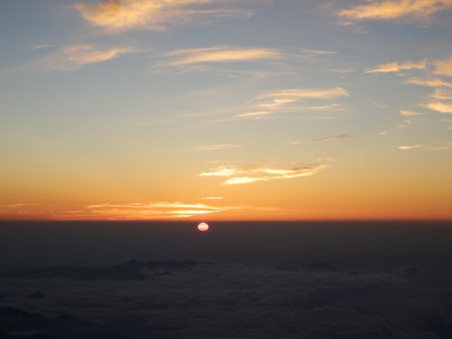 一度は登ってみたいと思わせる日本一の最高峰、日本最高所の神の山。富士山（標高３７７６ｍ）。<br />ご来光を仰きに登りました。<br />天気が良かったのでお鉢巡りも出来ました。<br />０泊２日の弾丸ツアーにほぼ近い感じでした。<br /><br />≪行程≫<br />１日目<br />新宿発８：００→中央道・河口湖ＩＣ→富士スバルラインで富士山五合目へ…八合目の太子館にて夕食18：30後、仮眠タイム（３時間位）<br /><br />２日目<br />八合目２３：００頃発…九合目着３：２０頃…久須志神社でご来光５：００頃…剣ヶ峰（３７７６ｍでお鉢巡り）…久須志神社…八合目…富士山五合目１２：００頃着→富士河口湖温泉で入浴と昼食→新宿１８：００着<br /><br />≪天候≫２日間とも快晴<br />≪写真≫ＡＭ５：００頃 久須志神社にてご来光<br /><br />今年４月には、８月の登山を予定していましたが、<br />途中で世界文化遺産登録が決定（2013.06.22）！<br />2013年に登山が出来て記念になりました。<br />